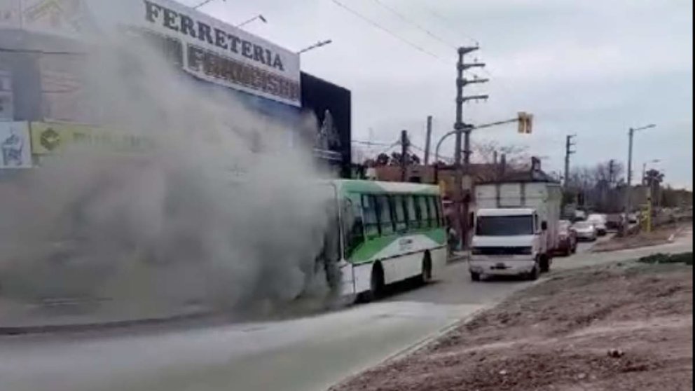 colectivo de la linea 500 incendio en varela